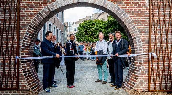 Eerst Ingeschreven Student Knipt Lint Door